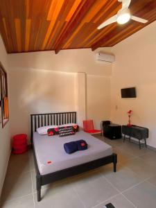 朱奎Hostel Txai Juquehy Suítes的一间卧室配有一张床和吊扇