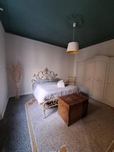 热那亚ROCK&WHITE的一间卧室配有一张床和一张桌子