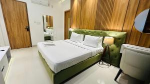 Hotel Elite Millennium - Near Huda City Centre Gurgaon客房内的一张或多张床位