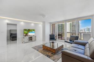 迈阿密Oceanview Heaven的带沙发和电视的客厅