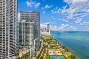 迈阿密Oceanview Heaven的城市高楼中的海洋空中景观