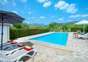 坎帕内特Owl Booking Villa Alqueria Alt - Fantastic Mountain Views的别墅 - 带游泳池、两把躺椅和一把遮阳伞