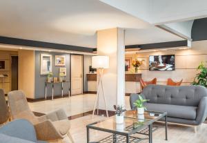 巴塞罗那阿斯顿日光酒店的客厅配有沙发和桌子
