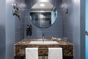 卢布尔雅那Exe Lev的一间带水槽和镜子的浴室