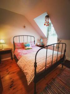丁格尔Orchard Cottage的一间卧室设有一张床和一个窗口