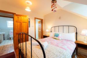 丁格尔Orchard Cottage的一间卧室设有一张床和一间浴室。