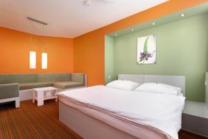 奥帕瓦克鲁纳酒店的一间卧室配有一张床和一张沙发