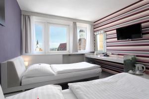 奥帕瓦克鲁纳酒店的客房设有两张床、一台电视和两个窗户。