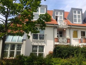 博尔滕哈根贝拉博尔滕哈根公寓的白色房子,有橙色屋顶