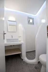 米克诺斯城瓦瑞娜丽小型精品旅馆的白色的浴室设有水槽和卫生间。