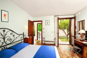 诺托卡里克罗乡间度假村的卧室配有床、书桌和门