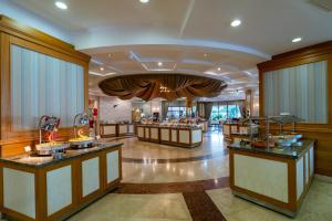 科纳克勒Palmeras Beach Hotel Ultra All Inclusive的酒店大堂设有自助餐厅