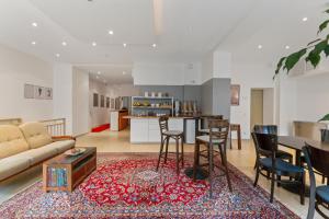 柏林康米纽斯酒店的客厅配有沙发和桌子