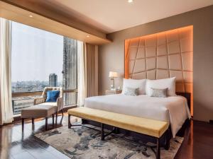 曼谷VIE Hotel Bangkok, MGallery的一间卧室设有一张大床和一个大窗户