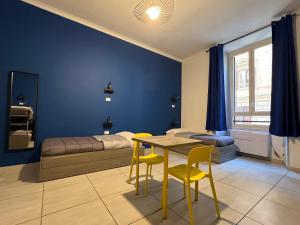罗马罗马帕拉迪尼旅舍的卧室配有一张床和一张桌子及椅子