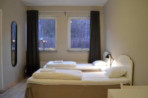 哥德堡Göteborgs Bed & Breakfast的带2扇窗户的客房内的2张床