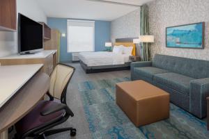 彭萨科拉Tru By Hilton Pensacola Airport Medical Center的酒店客房,配有床和沙发