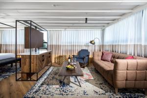 罗什平纳Mizpe Hayamim by Isrotel Exclusive的客厅配有沙发和桌子