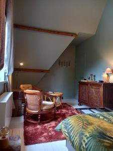 洛克伦Via Caput的卧室配有1张床、1张桌子和1把椅子