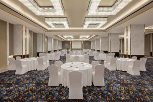 印多尔印多尔万豪酒店的一间会议室,配有白色的桌子和白色的椅子