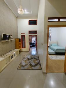 TanjungkarangFifa Homestay & Villa 2BR的大型客厅配有床和电视