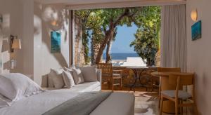 阿基欧斯尼古拉斯圣尼古拉斯湾度假酒店及别墅的一间卧室配有一张床,享有海景