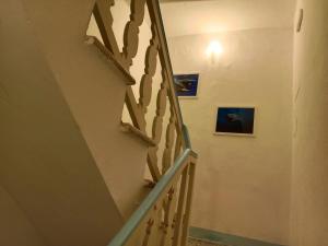 莱里奇DEMIVIE GUESTHOUSE的墙上有两张照片的建筑的楼梯