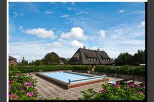 布拉德鲁普Haus Wattblick Meier W.O.的庭院中带游泳池的房子