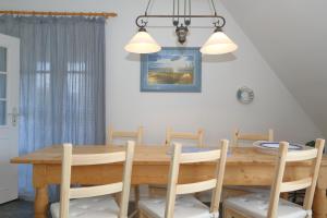 韦斯特兰Südstrand 12的一间带木桌和椅子的用餐室
