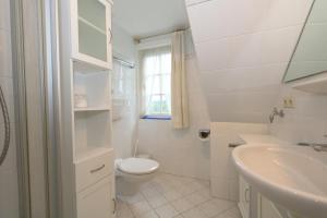 曼克玛肖Inselruhe Munkmarsch的白色的浴室设有卫生间和水槽。