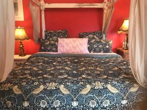 Encounter BayBenny's Beach House的一间卧室设有一张带红色墙壁的大床