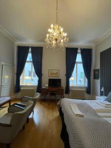 松兹瓦尔丽拉红特伦特酒店的一间卧室配有两张床和吊灯。