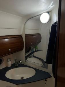 瓦伦西亚Maser II ( Excelente Mini Yate )的一间带水槽和镜子的浴室