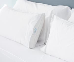 斯普林菲尔德斯普林菲尔德原住客栈的床上的一堆白色枕头