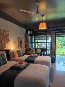 卢纳将军城Daluyong Beach Resort的酒店客房设有三张床和大窗户