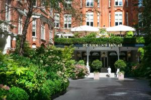 伦敦圣尔敏酒店 - 傲途格精选酒店的带有读取sbannetts酒店标志的建筑