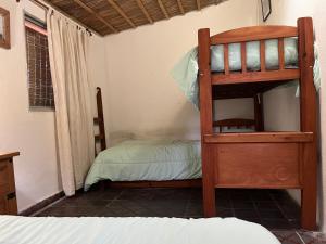 MariscalaSarandí de Mariscala的一间卧室配有一张双层床和一张双层床。