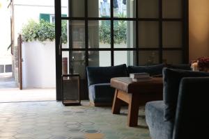 圣玛格丽塔-利古雷蓝迪特酒店的带沙发和咖啡桌的客厅