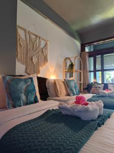 卢纳将军城Daluyong Beach Resort的一间设有两张床铺和枕头的客房