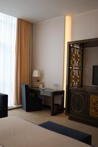 敖德萨卡多尔度假酒店的酒店客房配有书桌和电视。