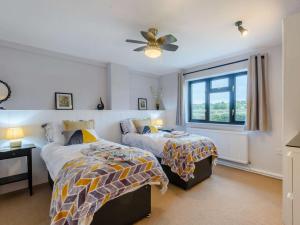 Kingsley2 Bed in Northwich 85877的一间卧室设有两张床和窗户。