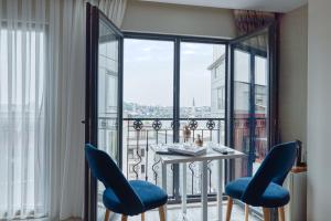 伊斯坦布尔GALATAGREENAPPLEHOTEL的客房设有桌椅和阳台。