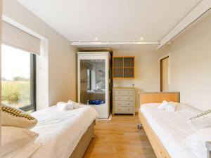Coughton3 Bed in Alcester 88396的一间卧室设有两张床和窗户。