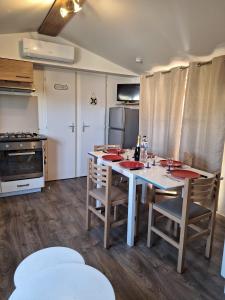 鲁西隆地区卡内Mobile home Chic的厨房配有桌椅和炉灶。