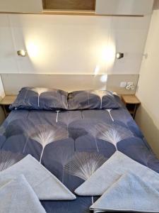 鲁西隆地区卡内Mobile home Chic的一张床上有两个枕头的房间