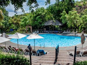 哈特比斯普特Mount Amanzi的一个带椅子和遮阳伞的大型游泳池