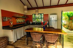 桑塔克鲁茨卡巴利亚Casa Papaya的厨房配有木桌和冰箱。