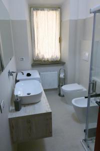 安科纳Appartamento Cialdini Centro Ancona的一间带水槽和卫生间的浴室