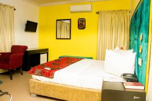 Suru Express Hotel客房内的一张或多张床位
