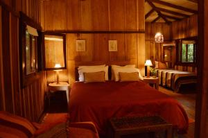埃尔索韦维奥Margay - Reserva Natural y Lodge de Selva的一间卧室,卧室内配有一张大床